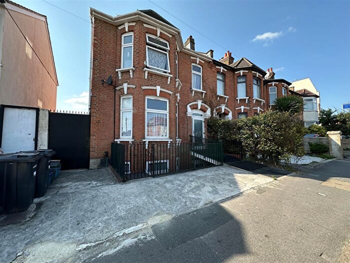 2 Bedroom Flat To Rent In Seven Kings Road, Ilford, IG3