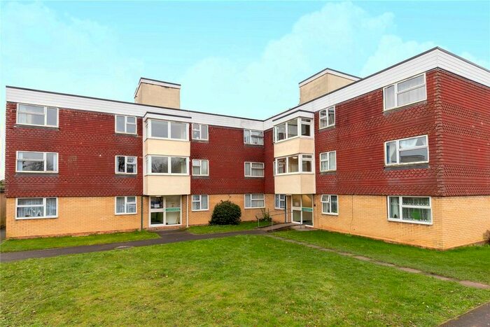 2 Bedroom Flat To Rent In Langdale Gardens, Reading, Berkshire, RG6