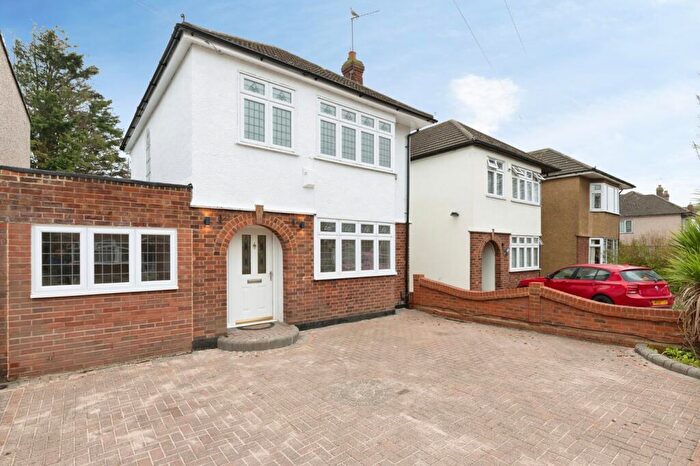 4 Bedroom Detached House For Sale In Orchard Avenue, Rainham, RM13