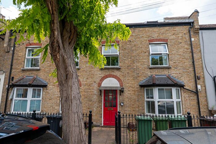 2 Bedroom Flat To Rent In Acacia Road, Leytonstone, E11