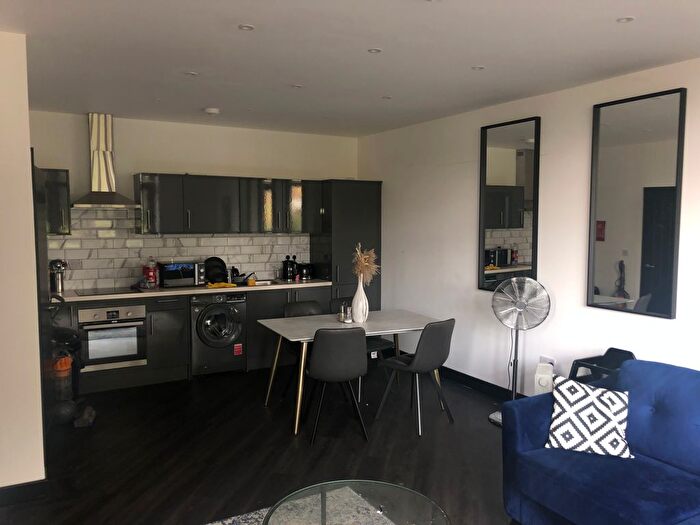 2 Bedroom Flat To Rent In Bradford Old Road, Cottingley, Bingley, BD16