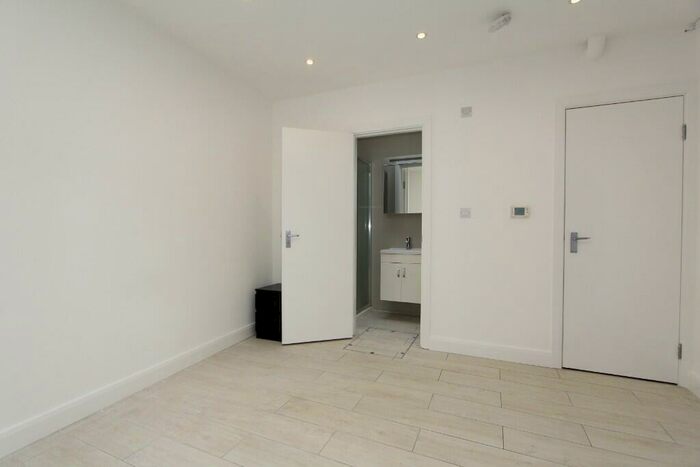 Studio To Rent In Bell Lane, London, NW4