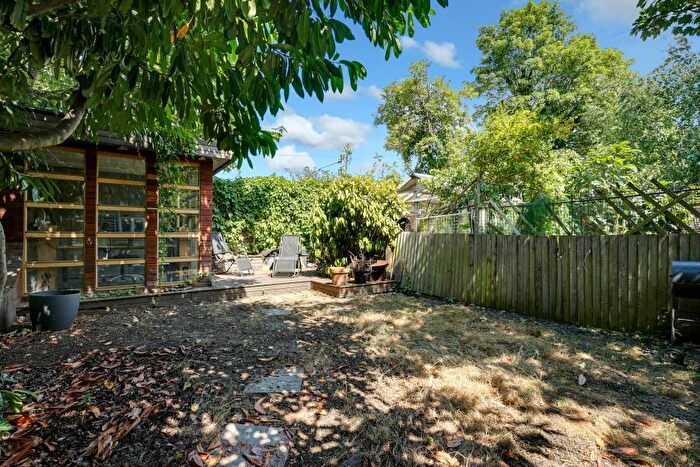 2 Bedroom Flat To Rent In Graham Road, Hackney, E8