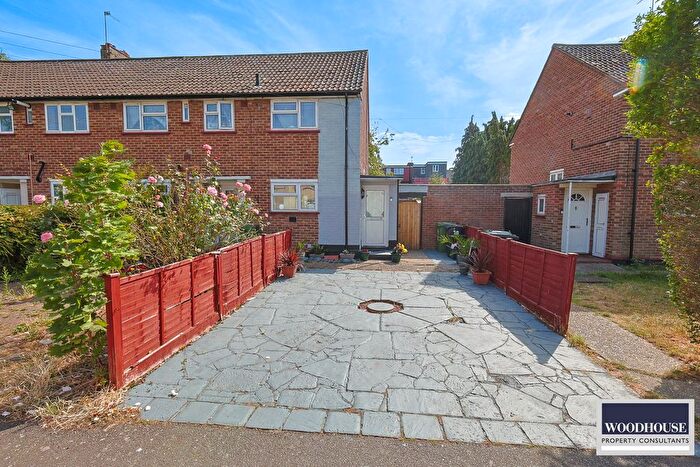 2 Bedroom Maisonette For Sale In Swanfield Road, Waltham Cross, EN8