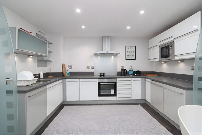 3 Bedroom Flat To Rent In Crews Street, London, E14