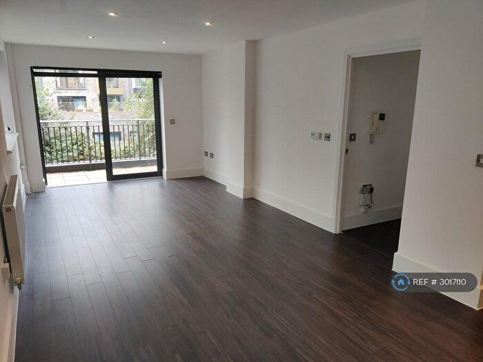 2 Bedroom Flat To Rent In Newton Court, London, E3