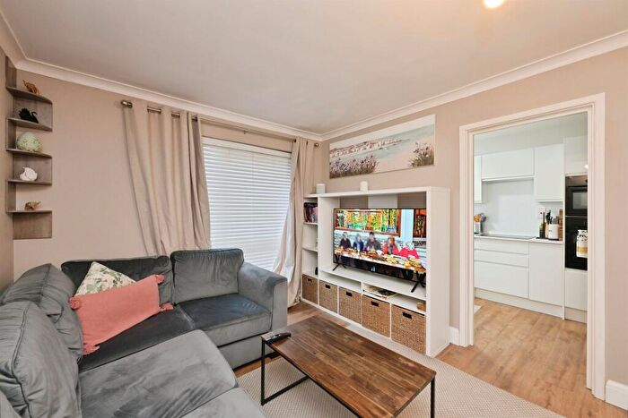 2 Bedroom Flat For Sale In Buryholme, Broxbourne, EN10