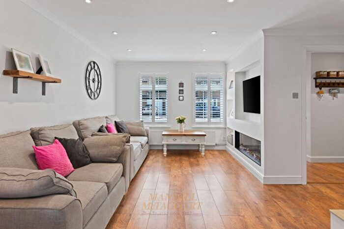 3 Bedroom Link Detached House For Sale In The Canter, Crawley, RH10