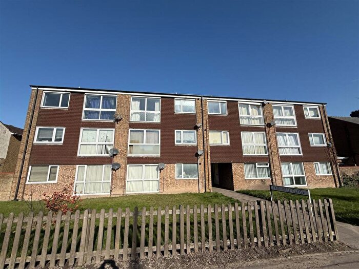 2 Bedroom Flat For Sale In Fairfield Close, Dunstable, LU5