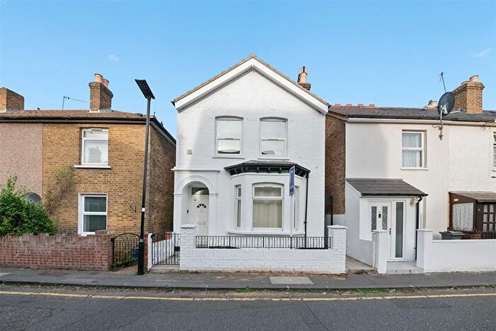 3 Bedroom Detached House For Sale In Cromwell Street, Hounslow, TW3