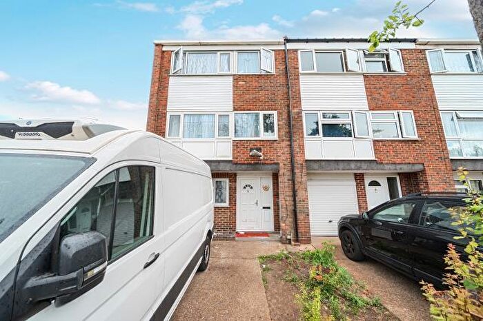 3 Bedroom End Of Terrace House For Sale In Slough, Berkshire, SL1
