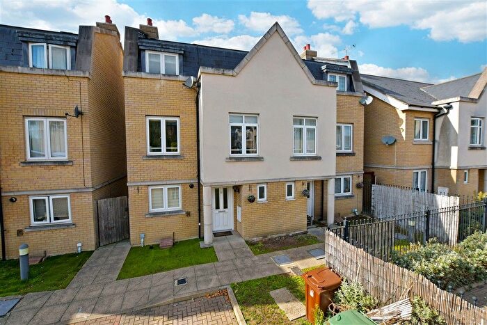 5 Bedroom Semi-detached House For Sale In Market Avenue, Wickford, Essex, SS12