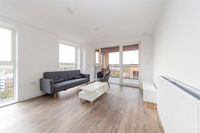 2 Bedroom Flat To Rent In East Acton Lane, London, W3