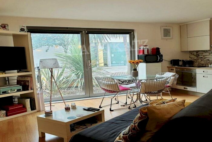 Flat To Rent In Montana Building Deal's Gateway, SE13