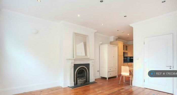 Studio To Rent In Tollington Way, London, N7