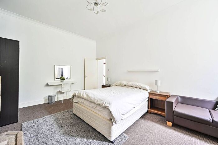 2 Bedroom Flat To Rent In Warwick Gardens, High Street Kensington, London, W14