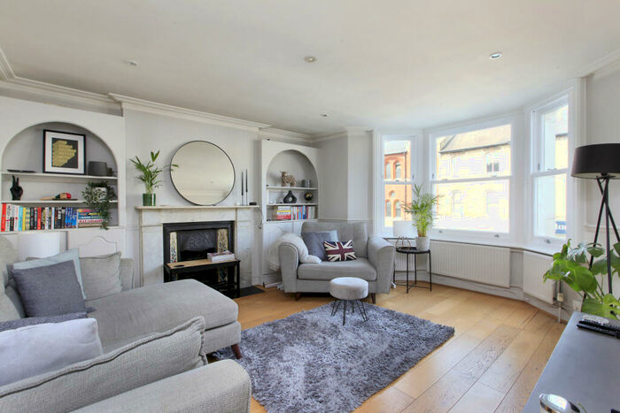 2 Bedroom Flat To Rent In Northcote Road, Battersea, London, SW11