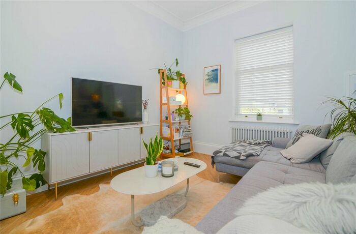 2 Bedroom Flat To Rent In Queens Road, Twickenham, Middlesex, TW1