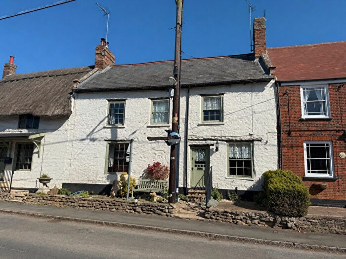 3 Bedroom Cottage For Sale In Main Street, Tingewick, MK18