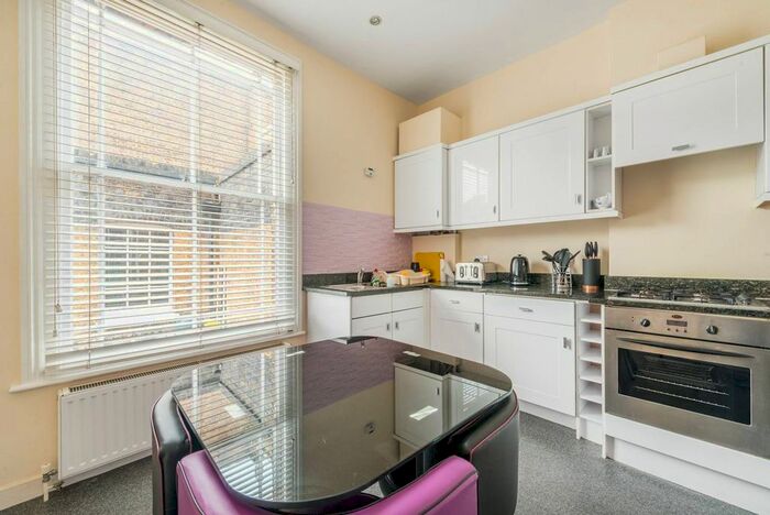 3 Bedroom Flat To Rent In Holland Road, Holland Park, London, W14