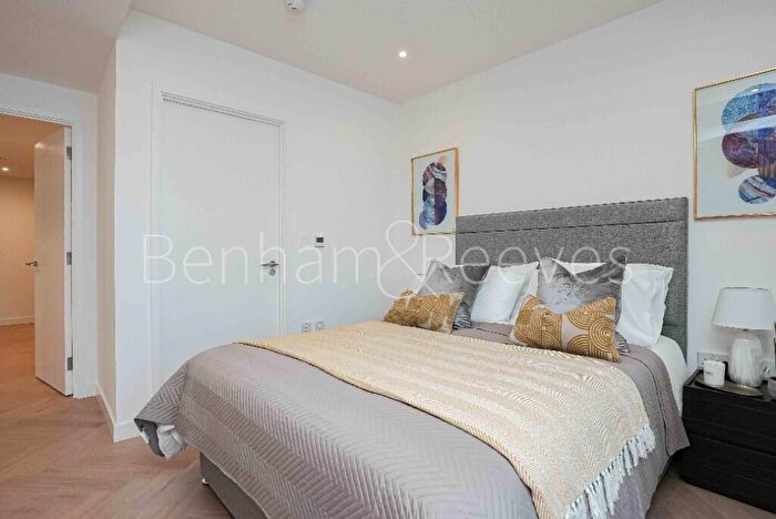 2 Bedroom Apartment To Rent In One Thames Quay, Canary Wharf, E14