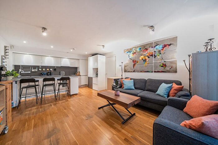 2 Bedroom Flat For Sale In Baltic Avenue, Brentford, TW8