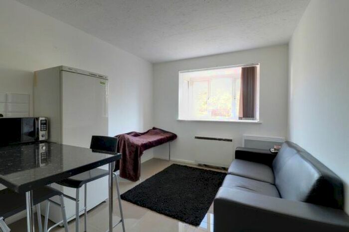 2 Bedroom Flat To Rent In Willenhall Drive, Hayes UB3