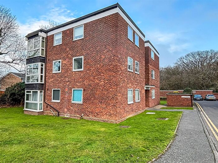 2 Bedroom Flat For Sale In Rayleigh Road, Hadleigh, Benfleet, SS7