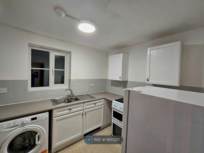 2 Bedroom Flat To Rent In Donald Woods Gardens, Surbiton, KT5