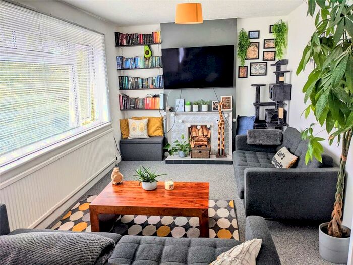 2 Bedroom Maisonette To Rent In Manor Close, Barnet, EN5