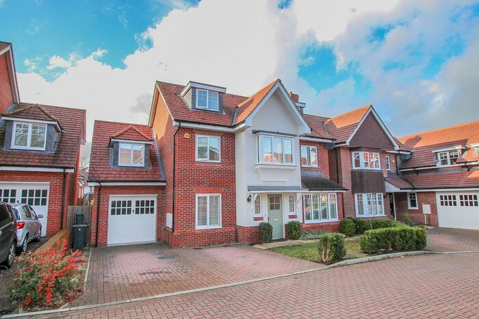5 Bedroom Detached House To Rent In Fairway Close, Esher, KT10