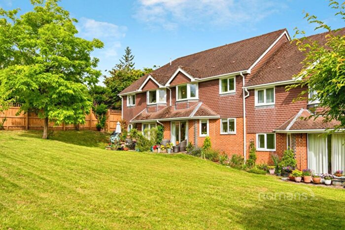2 Bedroom Flat To Rent In Ellingham Close, Alresford, Hampshire, SO24