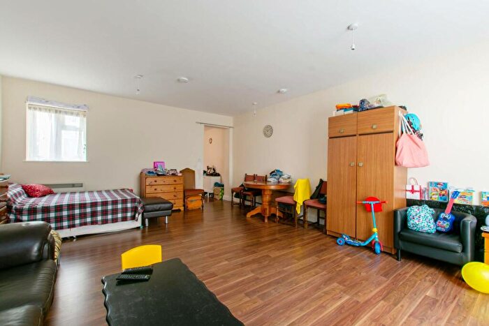 Studio To Rent In Lower Road, Sutton, SM1