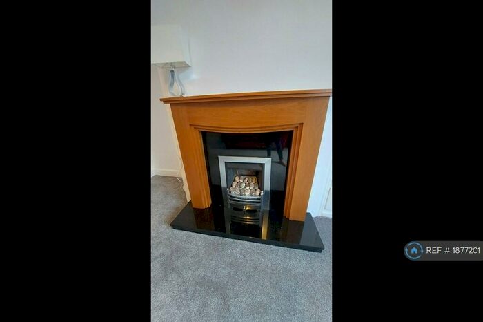 2 Bedroom Terraced House To Rent In West View, Bradford, BD17