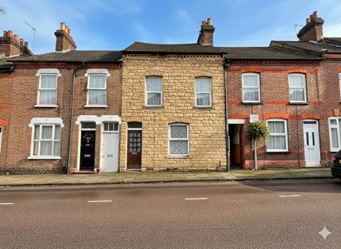5 Bedroom Terraced House For Sale In Cowper Street, Luton, Bedfordshire, LU1