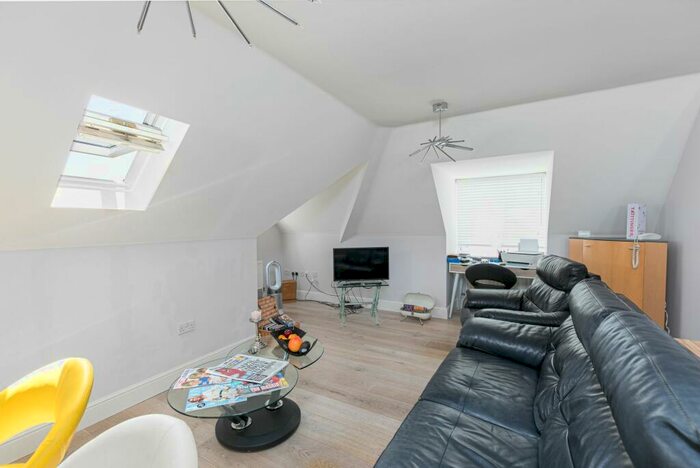 1 Bedroom Flat For Sale In Maddox Drive, Crawley, RH10