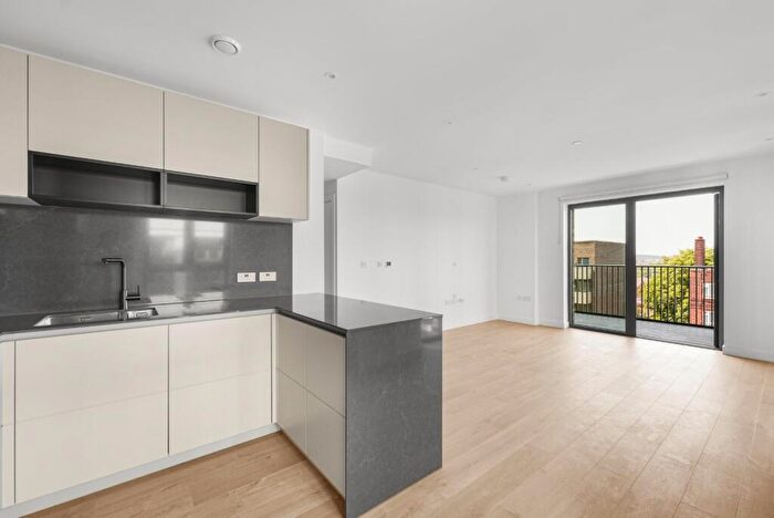 2 Bedroom Flat To Rent In Darter House, Anax Street, N4