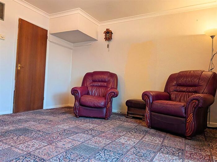 3 Bedroom Terraced House For Sale In Whitefriars, Rushden, NN10