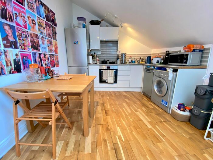 2 Bedroom Flat To Rent In Beresford Road, Haringey, N8