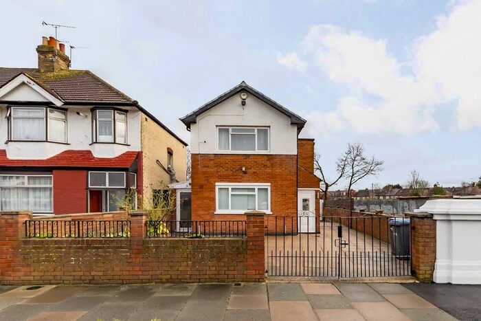 3 Bedroom Detached House To Rent In Melville Gardens, London N13
