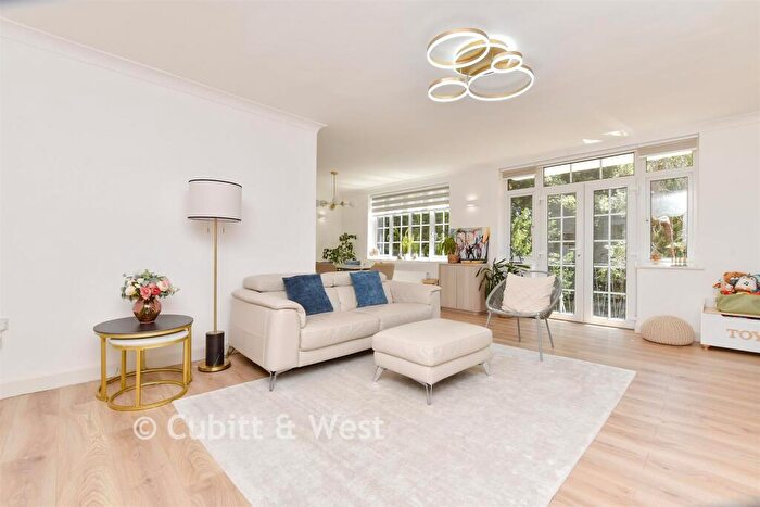 2 Bedroom Apartment For Sale In Worcester Road, Sutton, Surrey, SM2