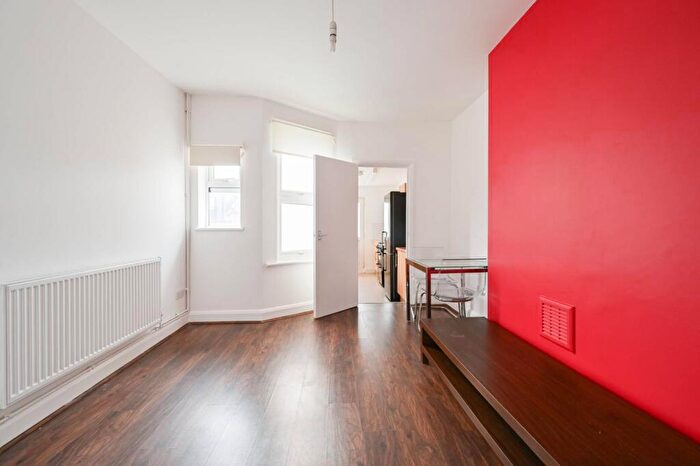 1 Bedroom Flat To Rent In Hartington Road, St James Street, Walthamstow, London, E17