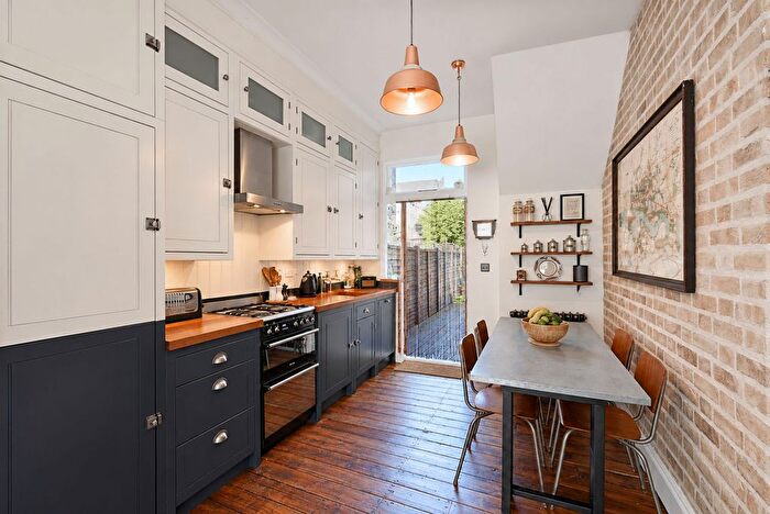 1 Bedroom Flat For Sale In Clonbrock Road, Stoke Newington, N16