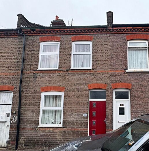 3 Bedroom Terraced House For Sale In Wimborne Road, Luton, Bedfordshire, LU1