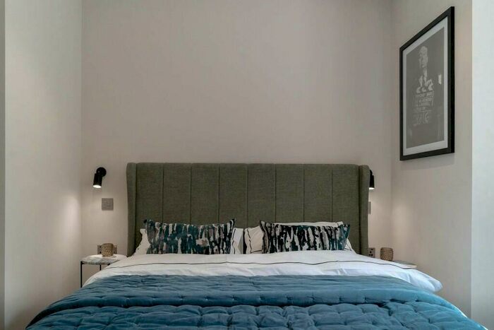 1 Bedroom Apartment To Rent In East Parade, Leeds, West Yorkshire, LS1