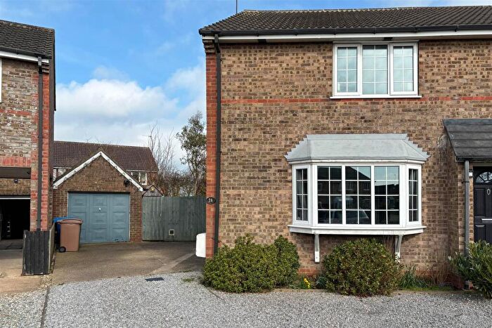 3 Bedroom Semi-Detached House For Sale In The Spinney, Newport, HU15