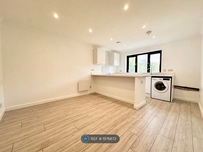 2 Bedroom Flat To Rent In Thamesmead, London, SE28