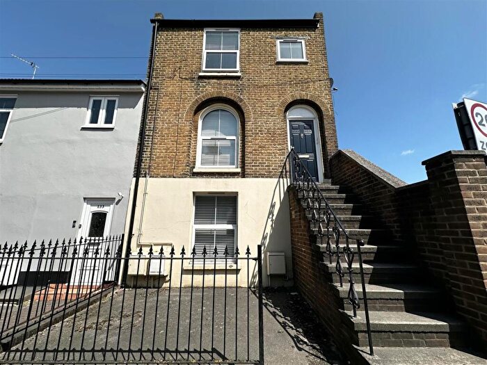1 Bedroom Flat To Rent In Parrock Street, Gravesend, DA12