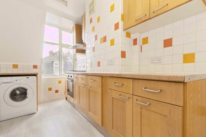 2 Bedroom Flat To Rent In Upper Richmond Road West, Richmond, SW14