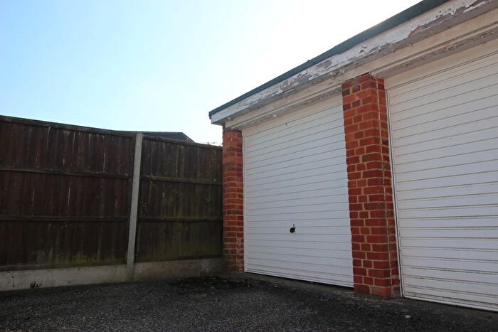Garage / Parking To Rent In Fairlawns, Horley, RH6